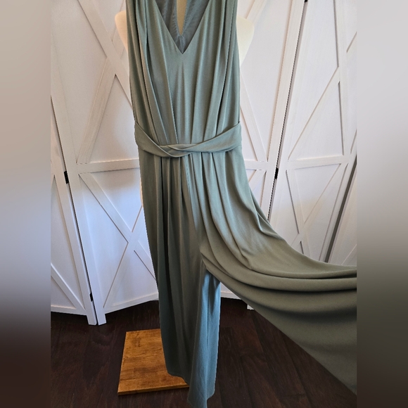 ASTR Sleeveless V-Neck Cinch Waist Wide Leg Jumpsuit In Green - Picture 4 of 10